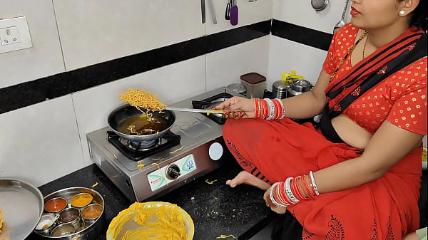 Komal Lagi Bikin Gorengan Pas Diwali, Si Adik Ipar Langsung Nge-gapain Bhabinya Sambil Ngeloyor Masuk Kamar.