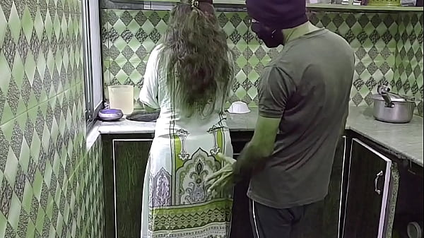 Bini Tetangga Lagi Sibuk Masak Di Dapur, Langsung Digoblokin Sambil Bunyi “ahhh” – Suara Hindi Bikin Makin Panas