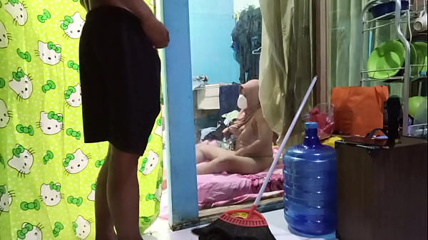 Ngentotin Istri Temen Sambil Dia Colmek, Bikin Makin Nafsu.