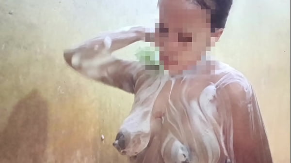 Lihatin Aku Mandi, Sayang, Biar Kamu Makin Panas Lihat Tubuh Basahku.