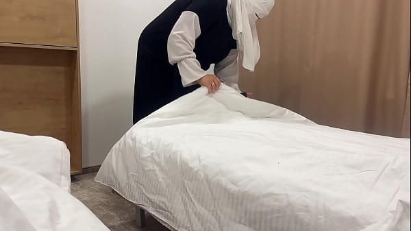 Gadis Pembantu Arab Menggoda Tamu Hotel Di Kamar Dengan Memek Sempitnya Yang Basah.