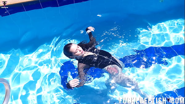 Jessica Bunny Ngebut Berenang Di Kolam, Sambil Nyebur Dan Goyang-goyang Bikin Basah