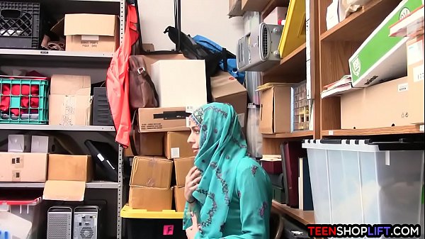 Gadis Arab Belia Nyolong Ditangkap Dan Digaruk Satpam.