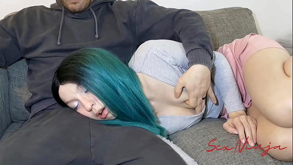 Gue Cuma Mau Rebahan Di Pangkuan Kakak Tiri, Biar Bisa Tidur Sambil Agak Panas-panas.