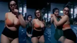 Miya Bareng Bestie Di Kolam Renang, Basah-basahan Sampe Crot-crotan.