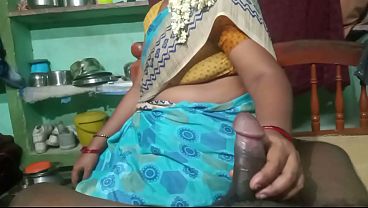 Desahan Malam Di Desa, Ibu Tiri Dan Anak Tiri Main Di Kamar Tanpa Sepengetahuan Suami.