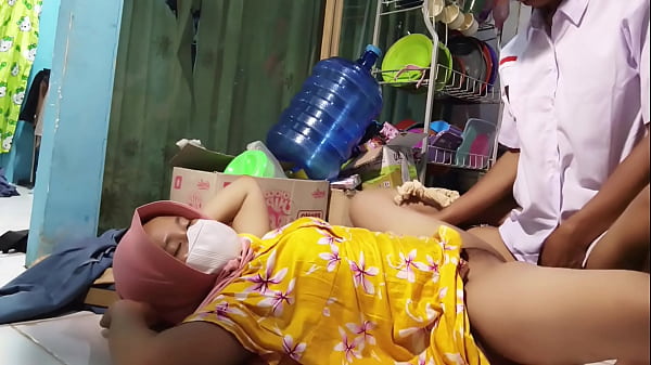 Ibu Tiri Ajak Ngentot Pas Mau Berangkat Sekolah, Bikin Makin Greget.