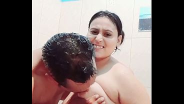 Desi Mandi Bareng Sambil Mainin Basah-basah Bikin Makin Nafsu.