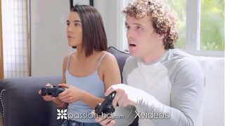 Teman Tiri Ngewe Kontol Besar! Main Game Jadi Mulus