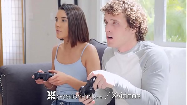 Teman Tiri Ngewe Kontol Besar! Main Game Jadi Mulus