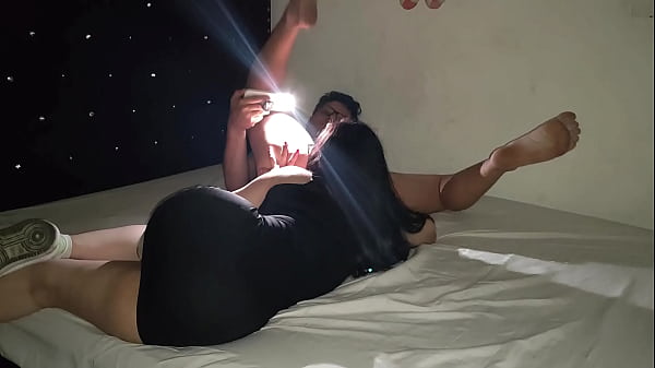 Makan Bareng Sepupu Tiri, Tangan Lo Merayap Ke Paha Gue.