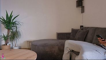Ibu Tiri Lihat Kontol Keras Anak Tiri Pas Lagi Bersihin, Bantu Dia Crot Di Pantat Gede Bulatnya.