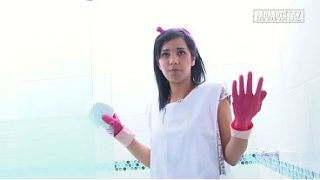 Pembantu Hotel Pake Sarung Tangan Karet, Bungkukin Pantat Sambil Gosok Shower Basah