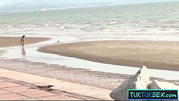 Gadis Thailand Dijemput Di Pantai Buat Digenjot Bule Kontol Gede.