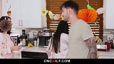 Ibu Tiri Marica Yang Seksi Mulai Belajar Tradisi Bebas Pakai Keluarga.