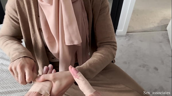 Ibu Tiri Arab Bantu Anak Tiri Yang Patah Tangan, Sambil Mainin Badannya Yang Panas.