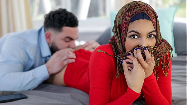 Kakak Tiri Yang Ngajarin Adik Tiri Berhijab Hal-hal Panas Sebelum Dia Nikah, Biar Nikmatnya Kebuka.