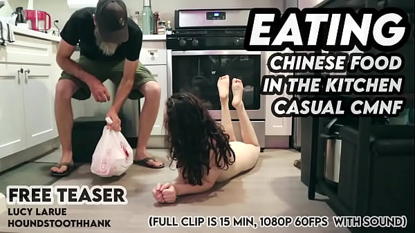 Makan Chinese Food Di Dapur, Bugil Santai Tapi Bikin Heboh