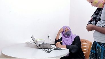 Hijabi Bankir Montok Digebuk Kontol Petani Desa, Desi Chudai Sange Berat