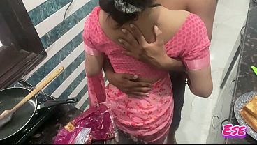 Desi Bhabhi Dapur Me Khana Banate Hue Jab Chud Rahi Thi, Garam Garam Chut Se Ras Nikal Gaya.