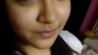 Cewek Pamerin Teteknya – Bugil Solo Ala India
