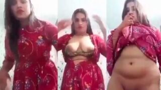 Cewek Seksi Buka-bukaan Tunjukin Tetek Dan Pantat Buat Striptease Cowoknya.