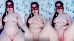 Leora Colmek, Mempesona Dengan Bibir Merah Muda Basah