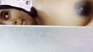 Swathi Naidu Mandi Sambil Perut Buncit, Foto Selfie Basah Bikin Makin Panas.