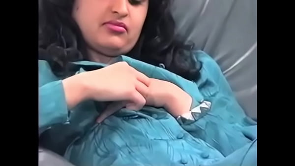 Ravina Si Cewek Desi, Goyangannya Bikin Makin Pengen