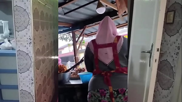 Ibu-ibu Muslim Indonesia Montok Banget, Siap Digoyang Di Atas Sajadah.