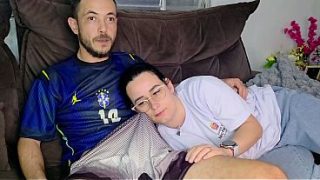 Kakak Tiri Digoda Adik Tiri Sambil Nonton Bola Brasil, Bikin Makin Panas