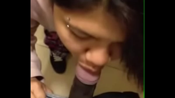 Desi Cewek Nikmatin Ngentot Mulut, Crot Di Muka