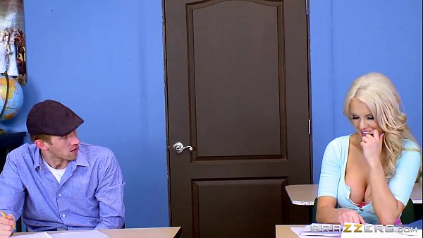 Sekolah Ngenyang, Kenzie Taylor Pamer Tete Gede Bikin Ngaceng