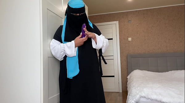 Istri Arab Berhijab Lagi Bersih-bersih Nemu Mainan Sex, Langsung Makin Panas Dan Nafsu.